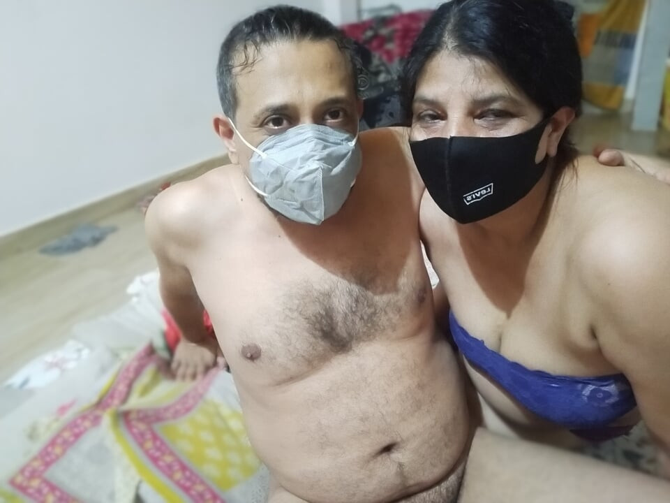 Yenge erkek arkadaşına amını yalatıyor ve işiyor