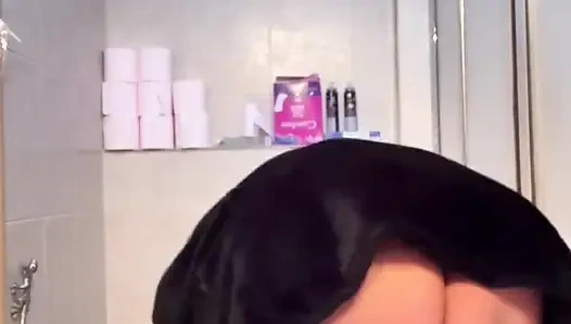 Kürk mantolu ve altın topuklu iri güzel kadın: Brezilyalı tanrıça gazlı yumurtalı plops ile yeni tuvaleti kırıyor