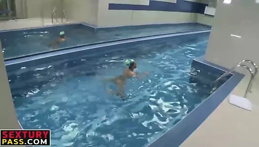 Horoz aç hottie seduces ve bangs ile onu yüzme antrenörü