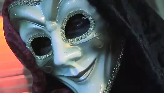 şehvetli esmer alır derin anal delme üzerinde kanepe ile maske üzerinde