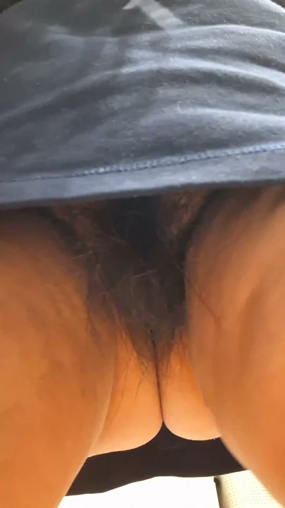Kısa elbisesinin altında kıllı amını görebilirsin. | Klip 1