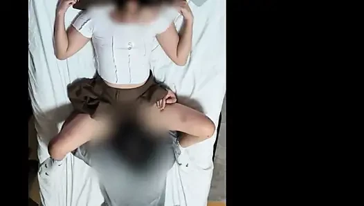 Alyans kapalı, arkasından derin yoğun seks. Kocasına ihanet ediyor, sert orgazm oluyor! 2.