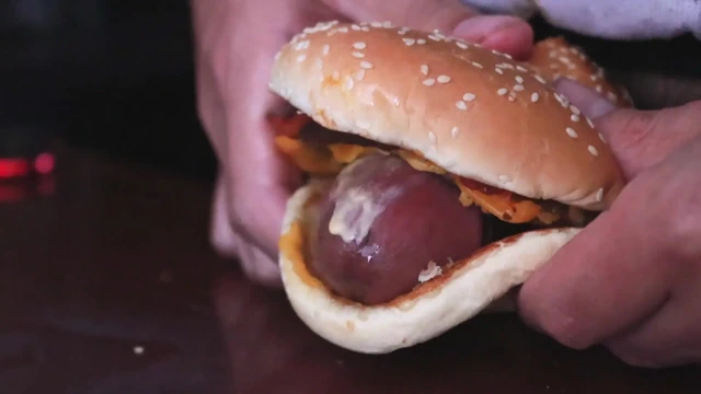 Bir jambon çizburger sikiyor