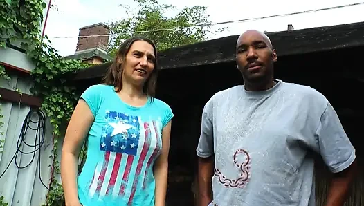 Tombul esmer ıslak amcığını tatmin etmek için büyük siyah yarağa biniyor