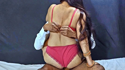 Büyük götlü güzel üniversite öğretmeni sutyenini ve külotunu çıkardıktan sonra öğrencinin yarağına biniyor