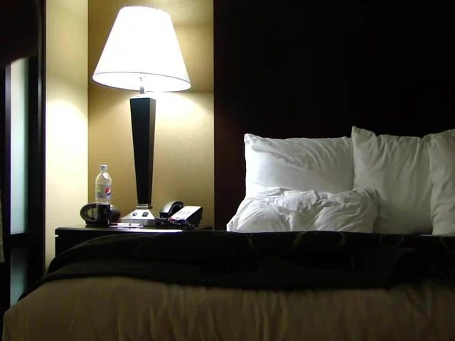 Плохая девица, одетая в белые, кончает