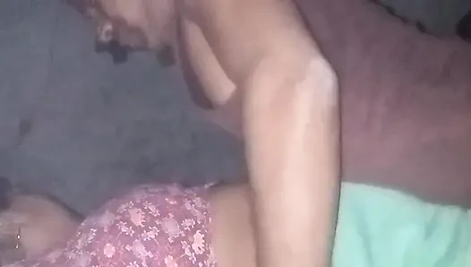 Hintli evli kadın kocası tarafından sikiliyor