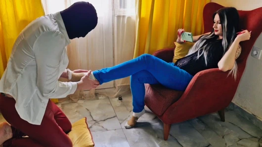 Spor ayakkabıyla uzun bir yürüyüşten sonra ayaklarım terliyor. İtaatkarımın ayak masajı zamanı geldi.