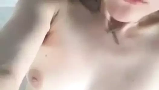 Sıska kız boşalmak için yalvarır