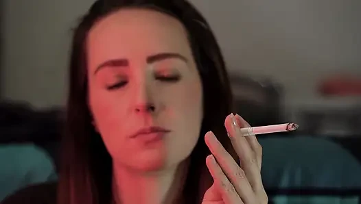 Minyon esmer yakın çekim sigara içme azdırıyor