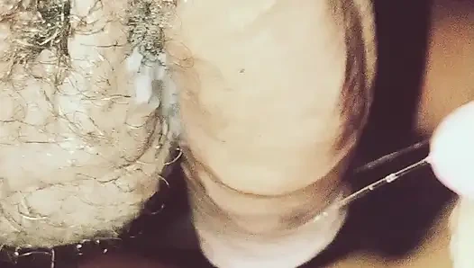 Ella le chupó el pene sin sacarlo de su garganta, parando solo cuando era completamente suave.