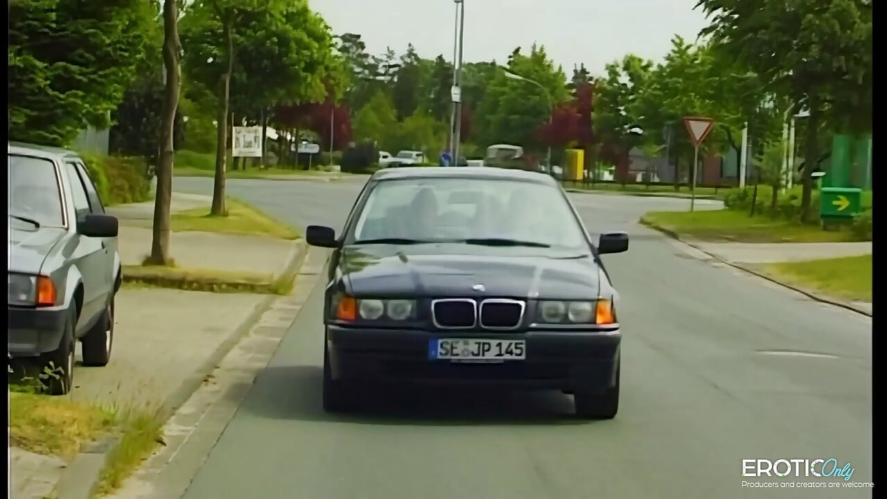 Üvey babam sıkı, kıllı amcığımı sikiyor