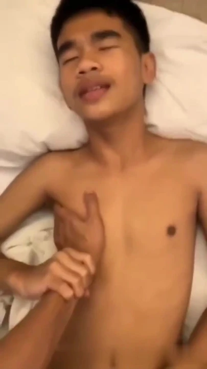 Сногсшибательный момент из "Ему только что исполнилось 18 лет!  Я обожала трахать его после вечеринки с днем рождения!"