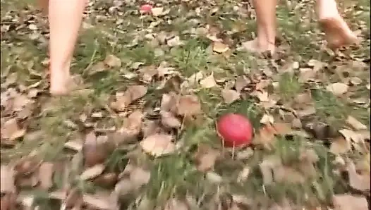 Sarışın orta yaşlı seksi kadın bahçede sikişiyor