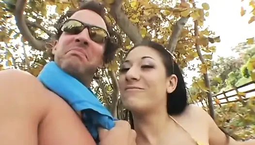 Esmer orta yaşlı seksi kadın yoğun amcık yiyor ve parmaklıyor