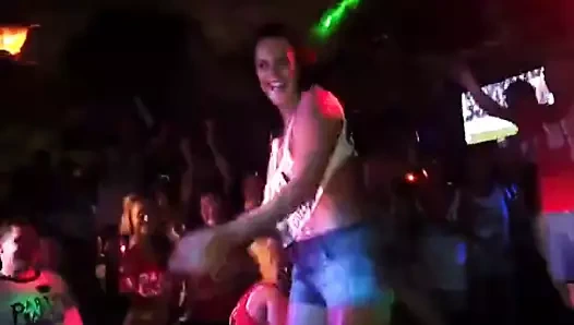 Göğüslerini dışarı çıkarır