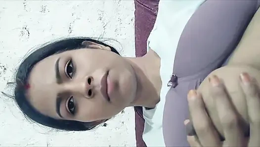 Hintli kadın pozisyonlarıyla sikişiyor.