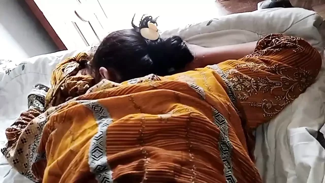 Yeni desi ateşli güzel yenge kocasını aldatıyor, Hintli yenge devarla sert xxx seks yapıyor - net Hintçe ses