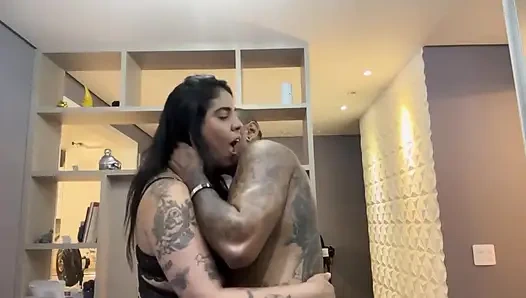 Onun vajinasını ve poposunu siktim, o boşaldı ve tam videoda yer aldı