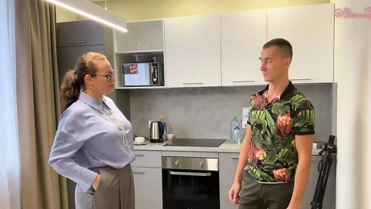 Sessiz, sessiz! Üvey annemi uyandıracaksınız!  Otel misafiri güzel hostes ve sevimli üvey kızını sikiyor!