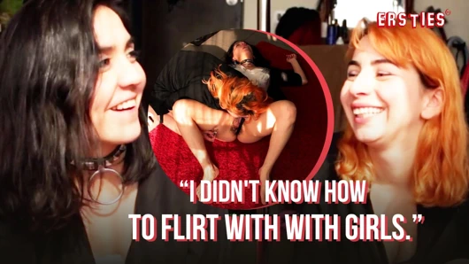 Ersties - kızıl saçlı Vesania koyu saçlı okinu'yı takma yarakla sikiyor