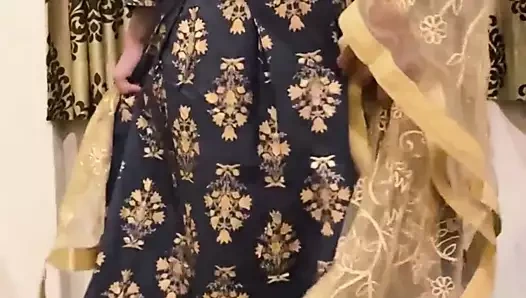 Seksi milf – geleneksel kıyafetleri açma ve kapama videosu