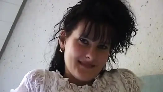 Küçük memeli esmer bebek kıllı ovuyor