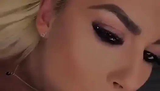 Bu gece beni eğlenceli hissederek çıplak amcık ve götle oyuncaklarla alay ediyor ve oynuyor ve lezzetli sakso