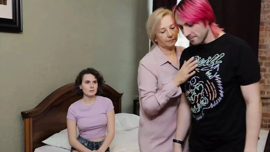 Üvey annesiyle ilk lezbiyen deneyimi