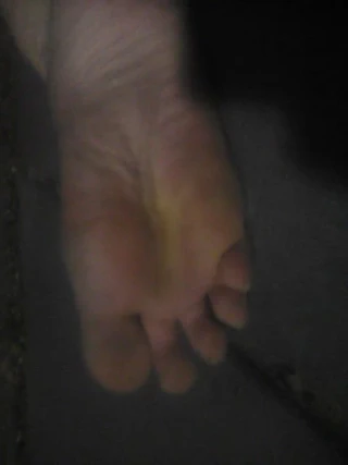 Müslüman kadın tabanlarını benim için poz veriyor