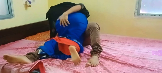 Malkin erkek arkadaşını eve ve onu çağırıyor