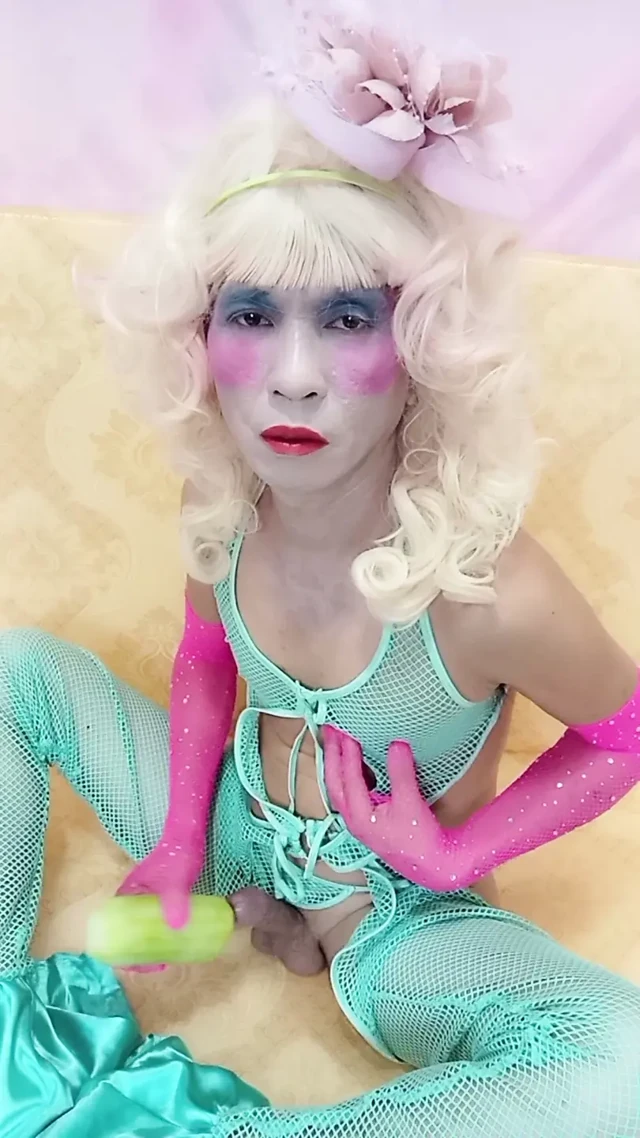 Oanh Le transgender seksi kıyafetler giyerek yapay bir kutu ile oynayan porno