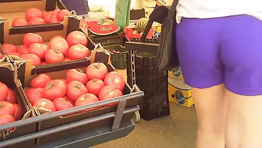 Mavi çivi ve kırmızı domates