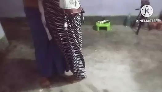 Büyük memeli ve büyük götlü yerel Hintli üvey anneyle ateşli seks