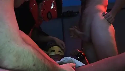Maskeli orta yaşlı seksi kadın vahşi grup sekste zonklayan yarağı gırtlağına kadar alıyor