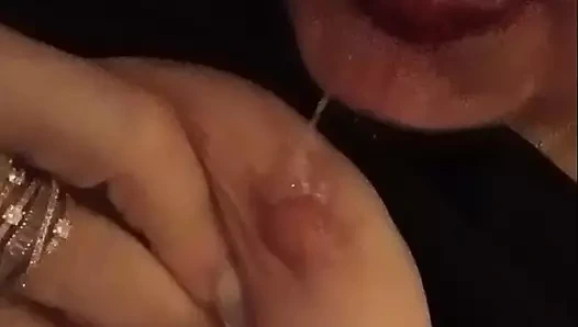 Tükürük uçlarına damlıyor