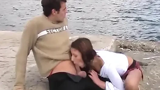 İki Alman genç kız üçlü sekste sikiliyor