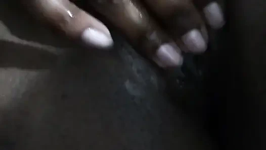 Mallu kız yatak odasında elbisesini değiştiriyor ve amını parmaklıyor