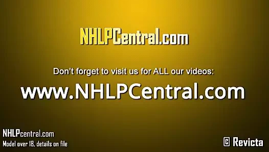 Buxom esmer parmak sikikleri oynuyor içinde sırf naylon külotlu çorap