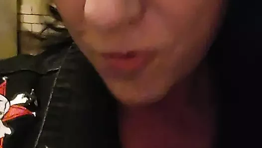 Yaramaz Amerikalı orta yaşlı seksi kadın halka açık barda işiyor