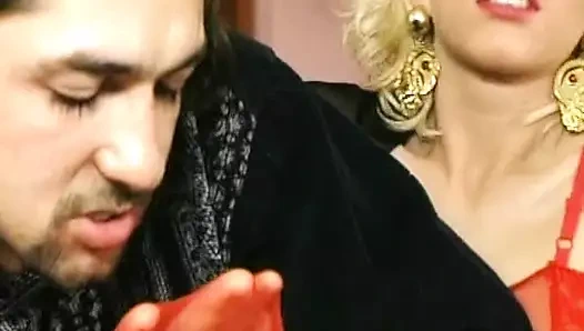 Sürtük sarışın Alman piliç kırmızı iç çamaşırı giyerken sert sikiliyor