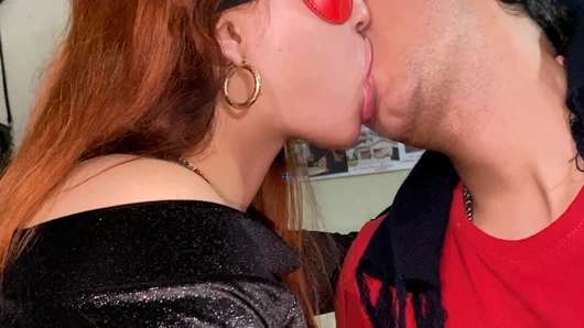 Cömert üvey kız kardeşim bana lezzetli Fransız doğum günü öpücüğü veriyor