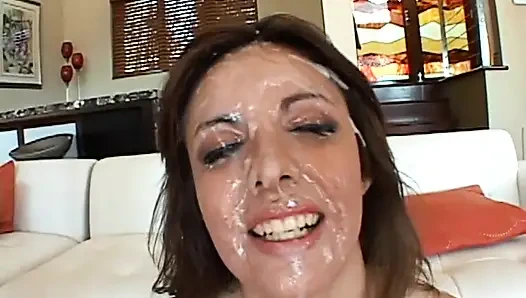 Sadece büyük emmesini istiyor!! Ve biri onun için yeterli değil!!