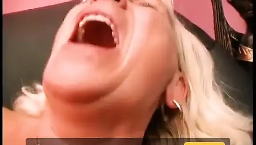 Azgın lezbiyen ikili birbirlerinin amını parmaklıyor ve yalıyor