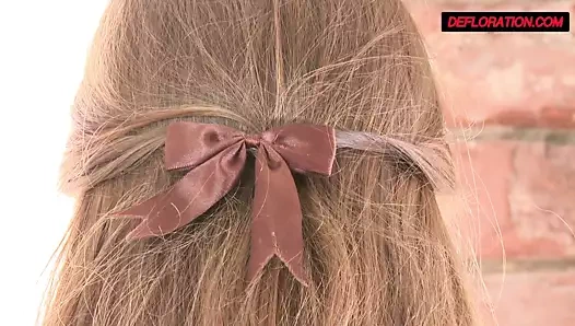 Ivetta havuzda eğleniyor ve sizi onu izlemek istiyor