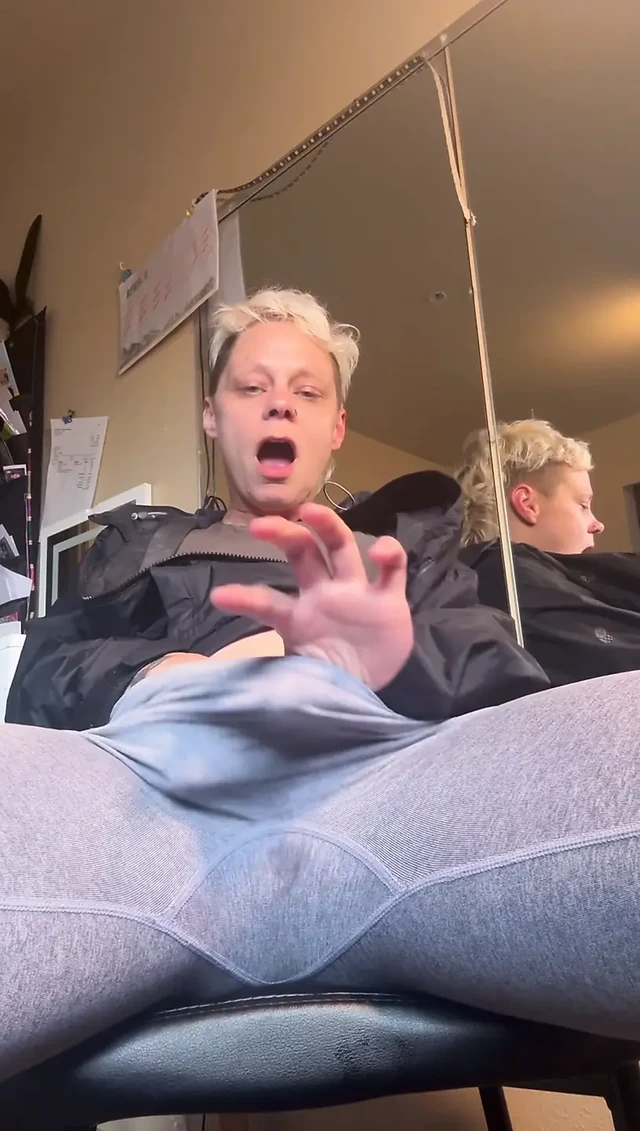 Кончаю под моими штанами для йоги