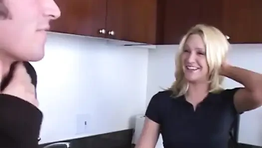 Alexis Malone küçük göğüsleriyle mutfakta sikişiyor