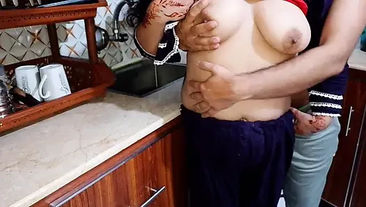 Индийский муж занимается сексом со своей женой на кухне