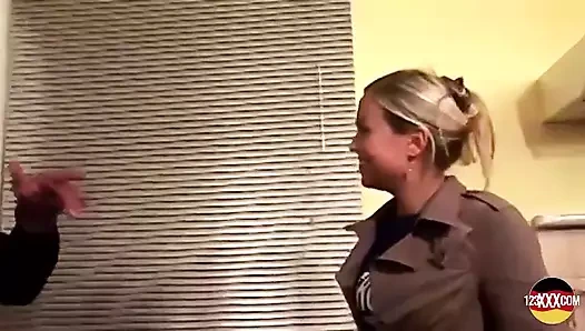 Bu sarışın kadının göğüslerini görünce yarağın patlayacak