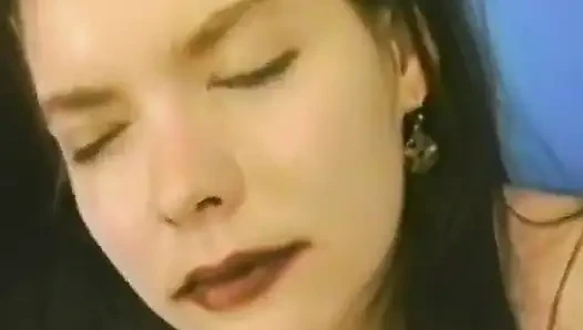 Hevesli esmer ağzına büyük bir yarak alıyor